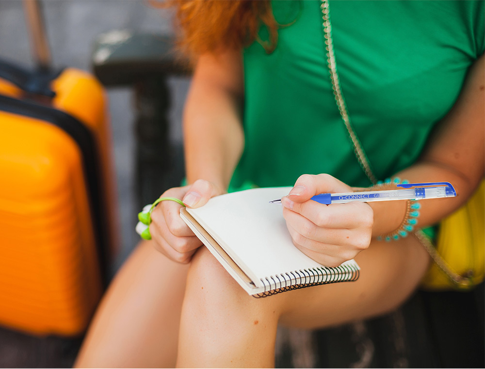 STYLO-BILLE Q-CONNECT CRITURE MOYENNE 0.5MM CORPS TRANSLUCIDE GRIP CAOUTCHOUC COLORIS BLEU